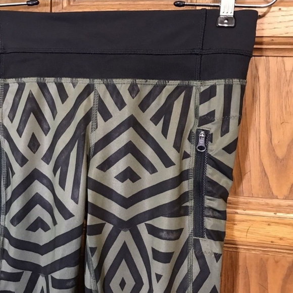 Lululemon Women's 6‎ Inspire Tight II Chevron Shuffle Fatigue Green Leggings - Picture 3 of 5